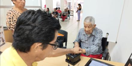 Sucumbíos: Juan Merchán renovó su cédula a sus 102 años 
