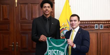 RJ Luis Jr., el primer ecuatoriano en la NBA, fue homenajeado por Noboa