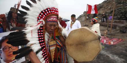 Denuncian el izamiento de una bandera colombiana en la isla peruana reclamada por Petro