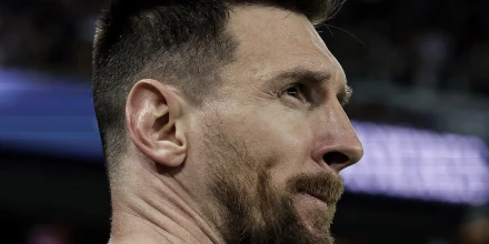 Messi vive un momento insólito ante Independiente del Valle: hinchas irrumpen y lo derriban