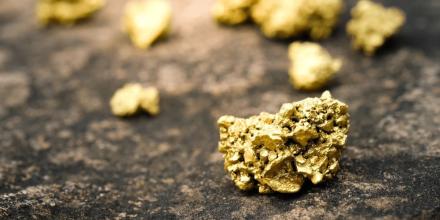 Oro alcanza los USD 4.338 impulsado por demanda de refugio y debilidad del dólar