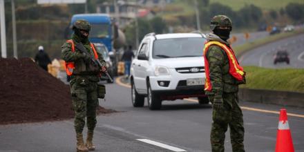 Las autoridades investigan 2 explosiones en puentes