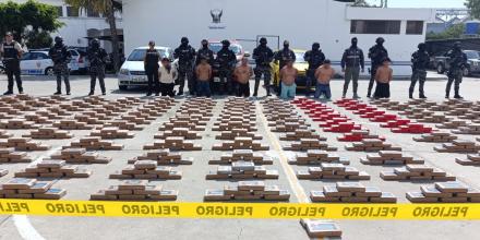 Armada de Ecuador halla en playa de las Islas Galápagos más de 1.300 bloques de cocaína