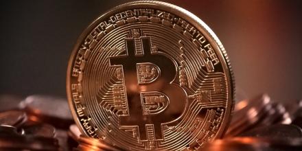 Bitcoin cae por debajo de US$65 000 por la incertidumbre sobre aranceles en EE.UU.