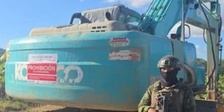 Fuerzas Armadas inhabilitan cinco excavadoras en Napo