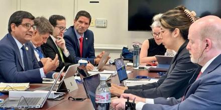 Ecuador enfrenta arancel del 15 % en EE.UU. mientras negocia reducción