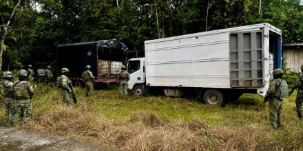 Militares decomisan 4.400 galones de combustible y dos camiones en Sucumbíos