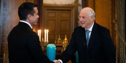 Daniel Noboa analiza temas de cooperación en una reunión con el rey de Noruega 