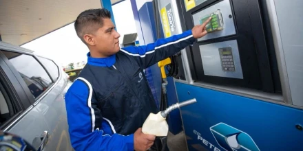 Nuevos precios de combustibles regirán hasta abril en Ecuador