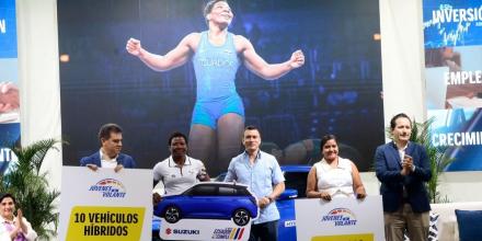 10 deportistas de alto rendimiento recibieron vehículos donados por Suzuki