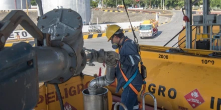 Caída del petróleo aún no se reflejaría en los combustibles