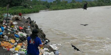 Perú aprobó castigar con penas de 2 a 4 años de cárcel arrojar residuos sólidos a ríos