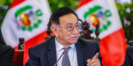 Presidente peruano arremete nuevamente contra la minería formal y genera controversia