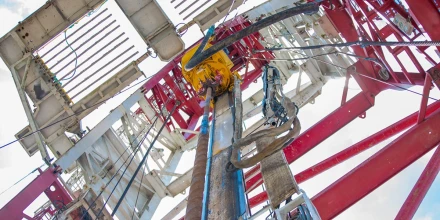 Gobierno asegura ingresos petroleros y los destinará a obra pública ante caída de precios