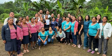 Reconocen oficialmente a parteras ancestrales en la Amazonía ecuatoriana