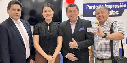 Ecuador inauguró su primer punto de impresión de cédulas en Europa