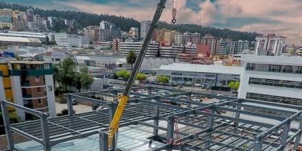 Construcción impulsa la economía de Ecuador, mientras el petróleo cae