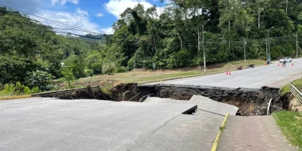 Colapso de puente en Morona Santiago deja sin agua a sector de Méndez