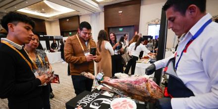 España exhibe en Quito sus mejores vinos, embutidos y aceites