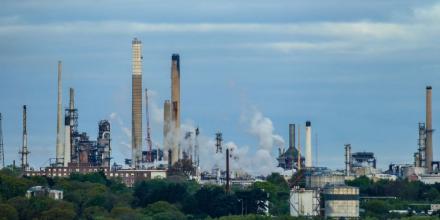 AIE elevó sus previsiones de crecimiento de la oferta mundial de petróleo en 2025 y 2026