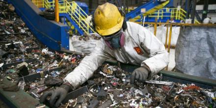 El acero verde se forja en Ecuador con millones de toneladas de chatarra reciclada