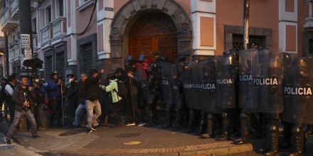 El gobierno enfrentó primeras manifestaciones por el alza de las gasolinas