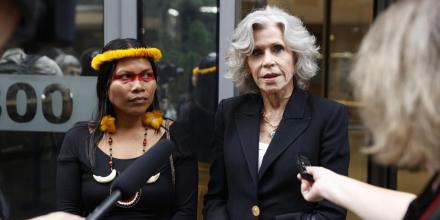Jane Fonda y Eugenio Derbez se unen a campaña contra planes petroleros de Ecuador