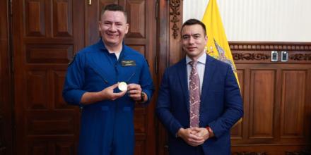 El presidente Noboa se reúne con el primer ecuatoriano que viajará al espacio