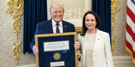 María Corina Machado entregó a Donald Trump la medalla del Nobel