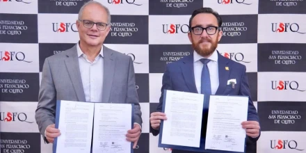 El Ministerio de Transporte y la USFQ firman acuerdo para intervenir carreteras y puentes