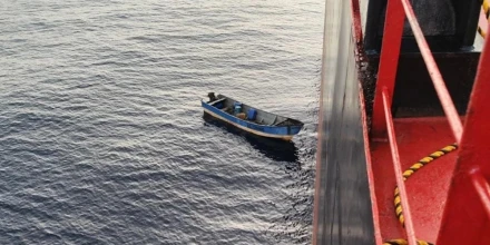 Rescatan en altamar a 16 ecuatorianos; dos presentan heridas graves