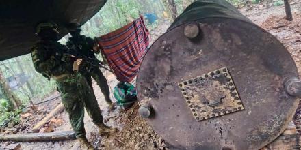 Las Fuerzas Armadas destruyeron refinería ilegal en Lago Agrio Las Fuerzas Armadas destruyeron refinería ilegal en Lago Agrio