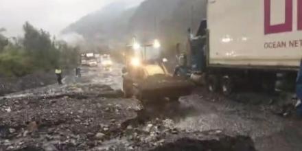Fuertes lluvias y deslaves cierran vías principales en Napo