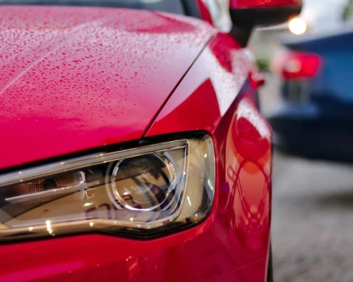 El alza de los combustibles acelera la adopción de la electromovilidad en el país, aunque la falta de infraestructura e incentivos limita su masificación