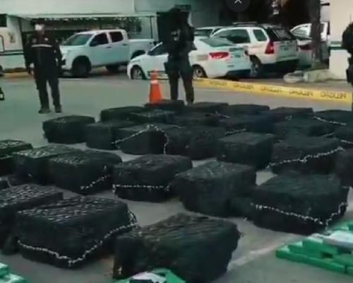 Con el apoyo de un dron identificaron una finca cercana que presumían estaba siendo utilizada para almacenar droga