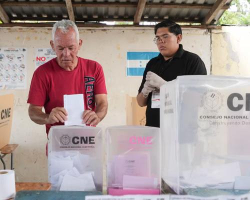 El bloque instó a los observadores internacionales de la OEA  y de la UE "a mantenerse atentos" hasta la finalización del conteo de los votos