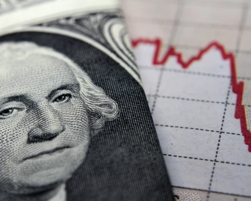 La divisa estadounidense bajó -$12,9 pesos respecto a la jornada anterior (-0.35%).