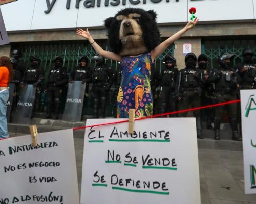 Los manifestantes se reunieron este jueves frente al Ministerio de la Mujer y Derechos Humanos y posteriormente también llegaron al Ministerio de Ambiente mientras propagaban gritos y consignas como "Fuera, Noboa, fuera".