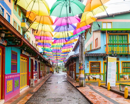 Calles llenas de color, arte urbano y experiencias culturales impulsan el interés por pequeños destinos que muestran una faceta diferente del país. 