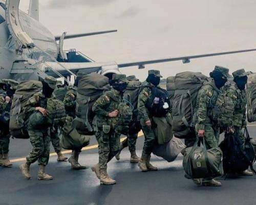 En el centro de Guayaquil, tres hombres fueron asesinados a tiros cuando iban en un vehículo