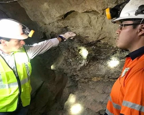 La empresa avanza en el proyecto de plata en Azuay, mientras evalúa el potencial de una mina con antecedentes de producción