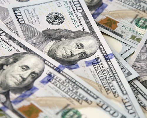 La divisa estadounidense bajó -$37.48 pesos respecto a la jornada anterior (-1.09%).