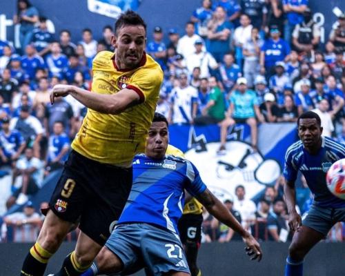 El partido fue suspendido por el lanzamiento de botellas de vidrio al campo de juego