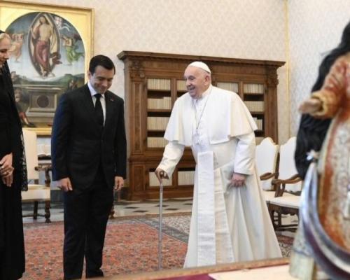 Noboa y su esposa, Lavinia Valbonesi, visitaron al papa en mayo de 2024