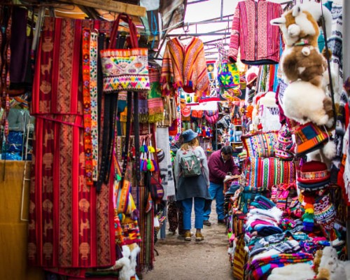 Mercados, huariques y pequeños negocios familiares ganan protagonismo entre los viajeros que buscan conocer el país a través de sus sabores más tradicionales. 
