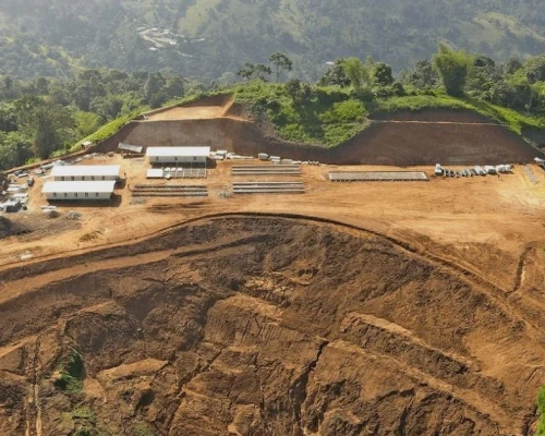 La compañía prevé iniciar operaciones en 2027 mientras reporta avances en infraestructura clave del proyecto minero en el centro del país