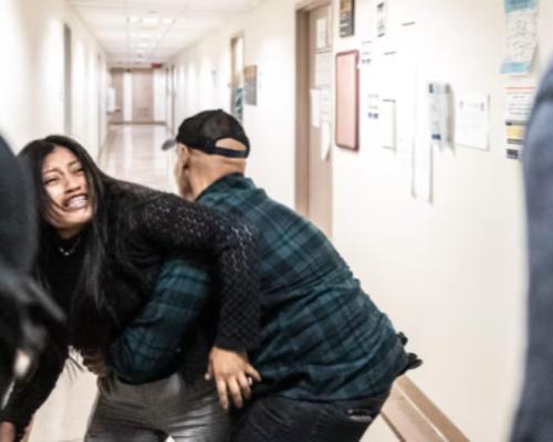 La víctima iba acompañada de sus dos hijos menores de edad en el momento de la agresión