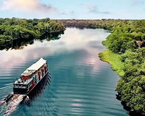Expediciones de lujo, biodiversidad y experiencias culturales impulsan el crecimiento del turismo fluvial en la Amazonía peruana. 