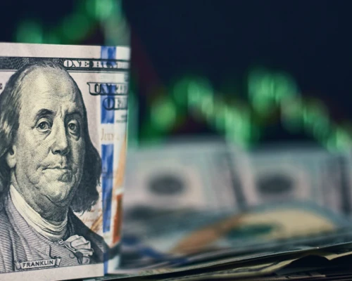 La divisa estadounidense bajó -$9,86 pesos respecto a la jornada anterior (-0.27%)