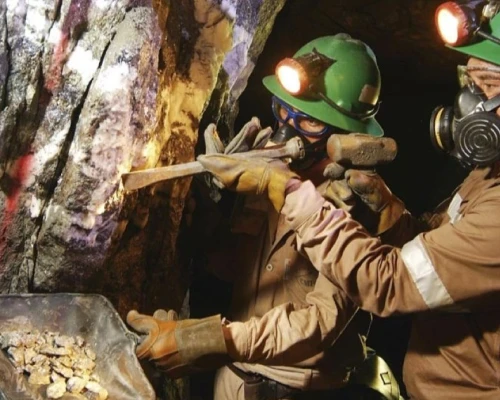 Especialistas prevén que la creciente demanda global vinculada a la electrificación, la digitalización y las nuevas infraestructuras energéticas mantendrá altos los precios del metal rojo en la próxima década.